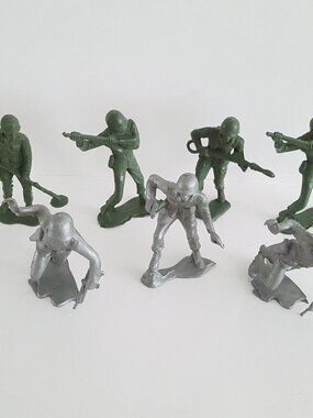 Vintage Plastic Soldiers Army Men 4 Green/3 Silver-gray 5" and 4"